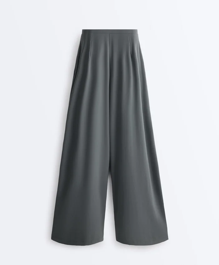 Pantaloni largi, ușori, cu pense Pantaloni largi, ușori, cu pense