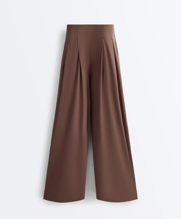 Pantaloni largi, ușori, cu pense Pantaloni largi, ușori, cu pense
