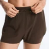 Pantaloni scurți 2-în-1 cu talie medie și textură Light Touch Pantaloni scurți 2-în-1 cu talie medie și textură Light Touch