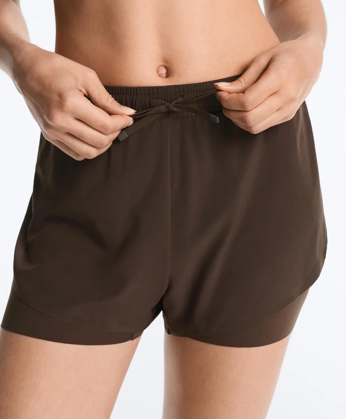 Pantaloni scurți 2-în-1 cu talie medie și textură Light Touch Pantaloni scurți 2-în-1 cu talie medie și textură Light Touch