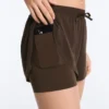 Pantaloni scurți 2-în-1 cu talie medie și textură Light Touch Pantaloni scurți 2-în-1 cu talie medie și textură Light Touch