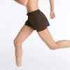 Pantaloni scurți 2-în-1 cu talie medie și textură Light Touch Pantaloni scurți 2-în-1 cu talie medie și textură Light Touch