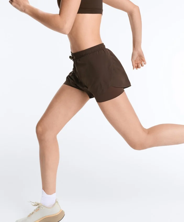 Pantaloni scurți 2-în-1 cu talie medie și textură Light Touch Pantaloni scurți 2-în-1 cu talie medie și textură Light Touch