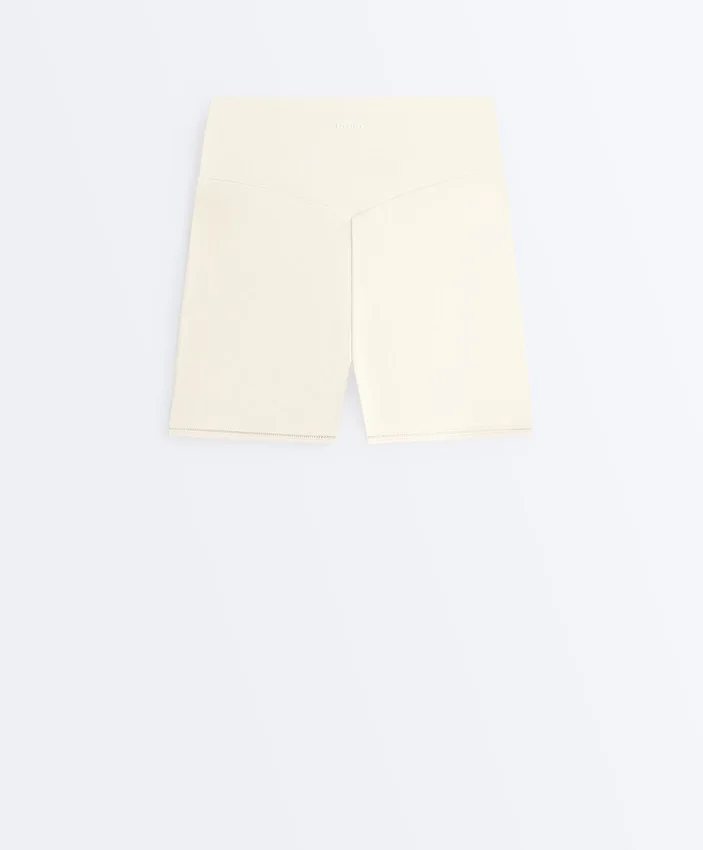 Pantaloni scurți Comfortlux cu talie înaltă de 10 cm și detalii ajurate Pantaloni scurți Comfortlux cu talie înaltă de 10 cm și detalii ajurate