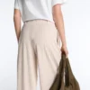 Pantaloni scurți cu croi larg, cu pliuri și dungi Pantaloni scurți cu croi larg, cu pliuri și dungi