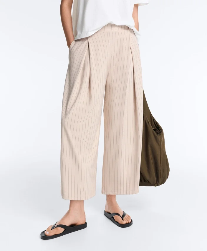 Pantaloni scurți cu croi larg, cu pliuri și dungi Pantaloni scurți cu croi larg, cu pliuri și dungi