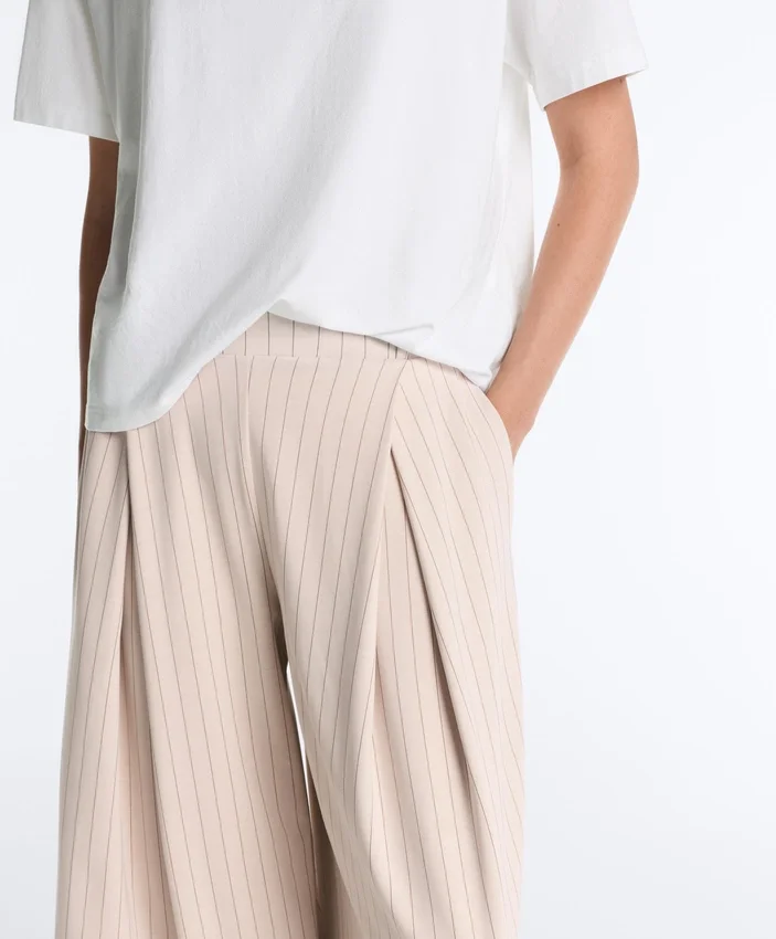 Pantaloni scurți cu croi larg, cu pliuri și dungi Pantaloni scurți cu croi larg, cu pliuri și dungi
