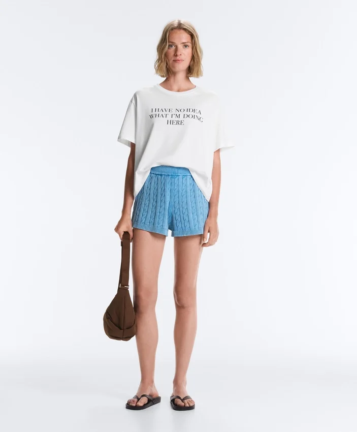 Pantaloni scurți din tricot spălat cu model împletit Pantaloni scurți din tricot spălat cu model împletit