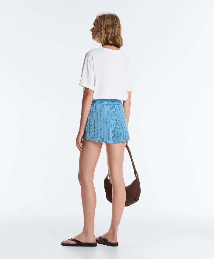 Pantaloni scurți din tricot spălat cu model împletit Pantaloni scurți din tricot spălat cu model împletit