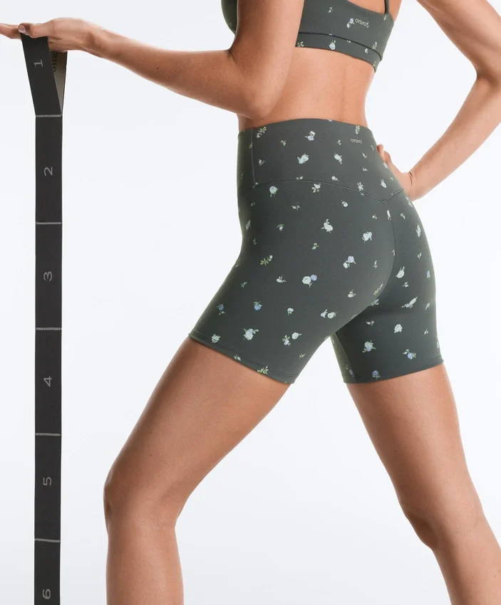 Pantaloni scurți Evermove cu talie înaltă de 10 cm și imprimeu floral Pantaloni scurți Evermove cu talie înaltă de 10 cm și imprimeu floral