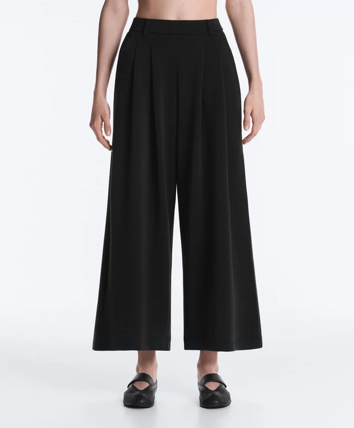 Pantaloni scurți Soft Touch cu croi larg, cu textură moale, din modal și cu pliuri Pantaloni scurți Soft Touch cu croi larg, cu textură moale, din modal și cu pliuri