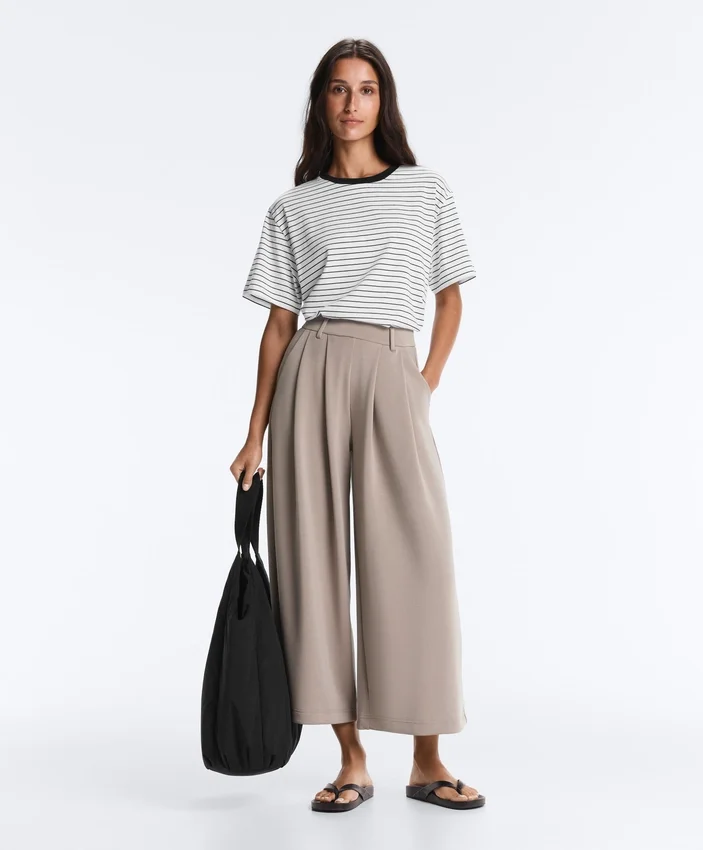 Pantaloni scurți Soft Touch cu croi larg, cu textură moale, din modal și cu pliuri Pantaloni scurți Soft Touch cu croi larg, cu textură moale, din modal și cu pliuri