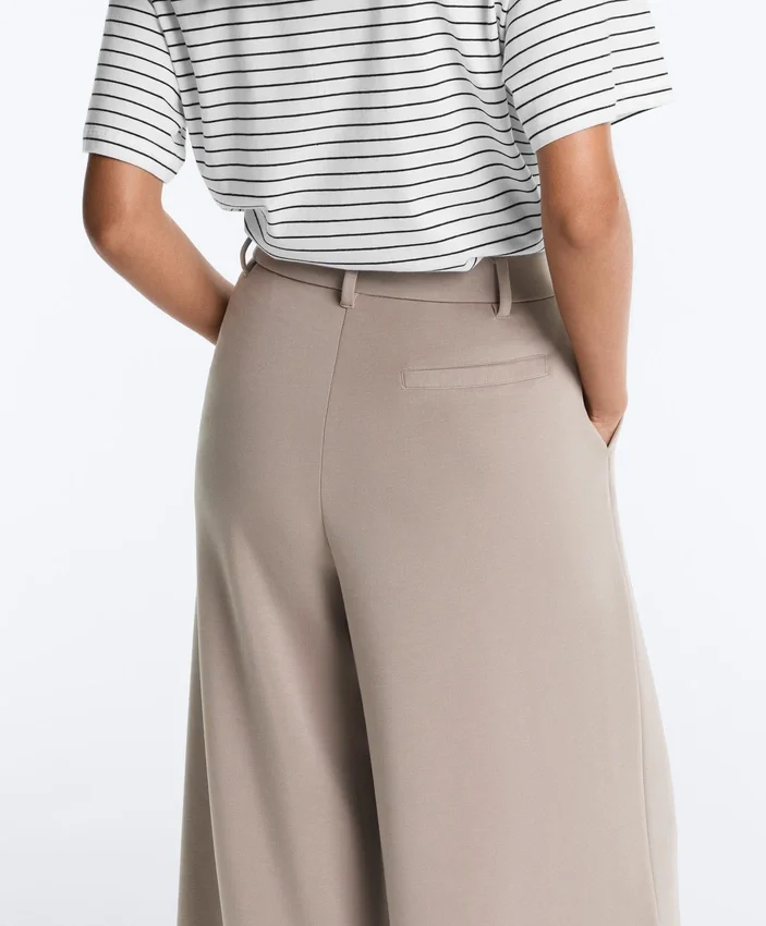 Pantaloni scurți Soft Touch cu croi larg, cu textură moale, din modal și cu pliuri Pantaloni scurți Soft Touch cu croi larg, cu textură moale, din modal și cu pliuri