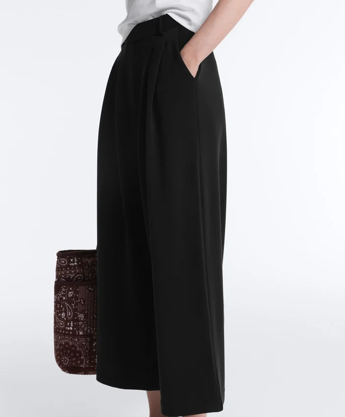 Pantaloni scurți Soft Touch cu croi larg, cu textură moale, din modal și cu pliuri Pantaloni scurți Soft Touch cu croi larg, cu textură moale, din modal și cu pliuri
