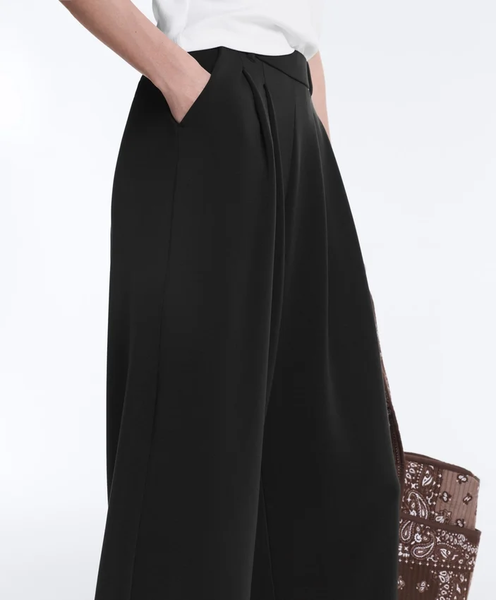Pantaloni scurți Soft Touch cu croi larg, cu textură moale, din modal și cu pliuri Pantaloni scurți Soft Touch cu croi larg, cu textură moale, din modal și cu pliuri