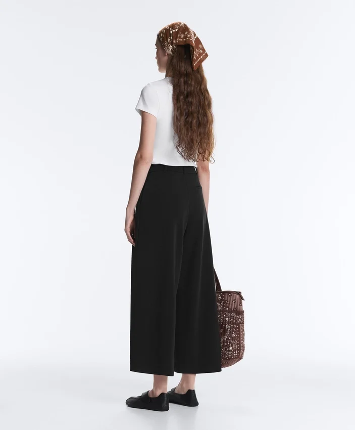 Pantaloni scurți Soft Touch cu croi larg, cu textură moale, din modal și cu pliuri Pantaloni scurți Soft Touch cu croi larg, cu textură moale, din modal și cu pliuri