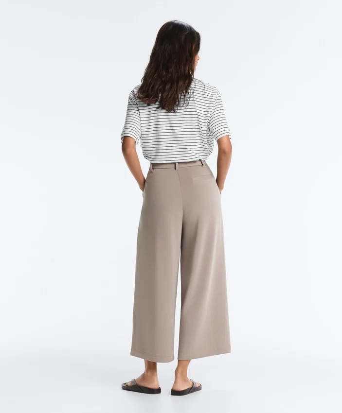 Pantaloni scurți Soft Touch cu croi larg, cu textură moale, din modal și cu pliuri Pantaloni scurți Soft Touch cu croi larg, cu textură moale, din modal și cu pliuri