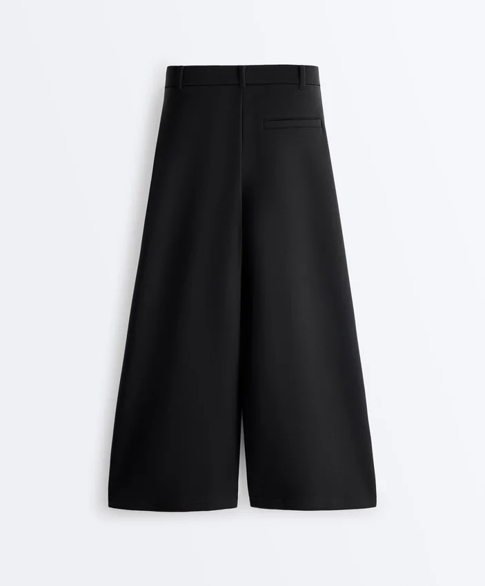 Pantaloni scurți Soft Touch cu croi larg, cu textură moale, din modal și cu pliuri Pantaloni scurți Soft Touch cu croi larg, cu textură moale, din modal și cu pliuri