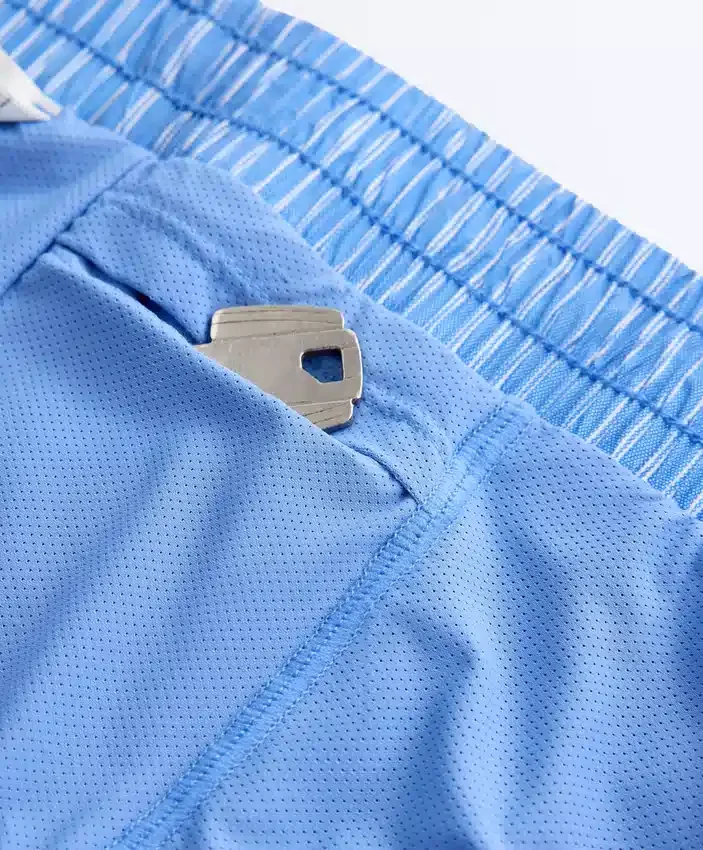 Pantaloni scurți tehnici cu dungi Pantaloni scurți tehnici cu dungi