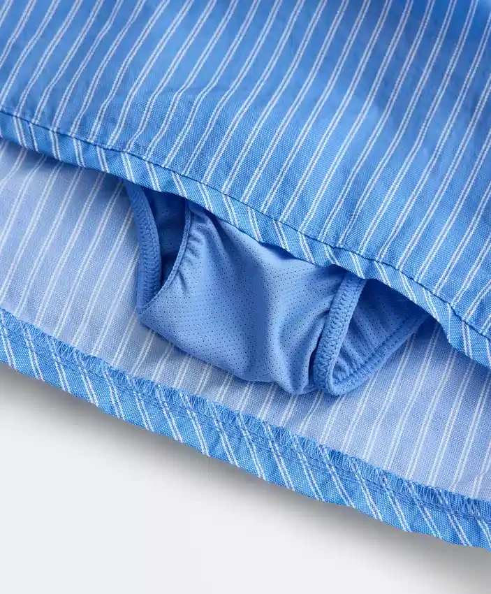 Pantaloni scurți tehnici cu dungi Pantaloni scurți tehnici cu dungi