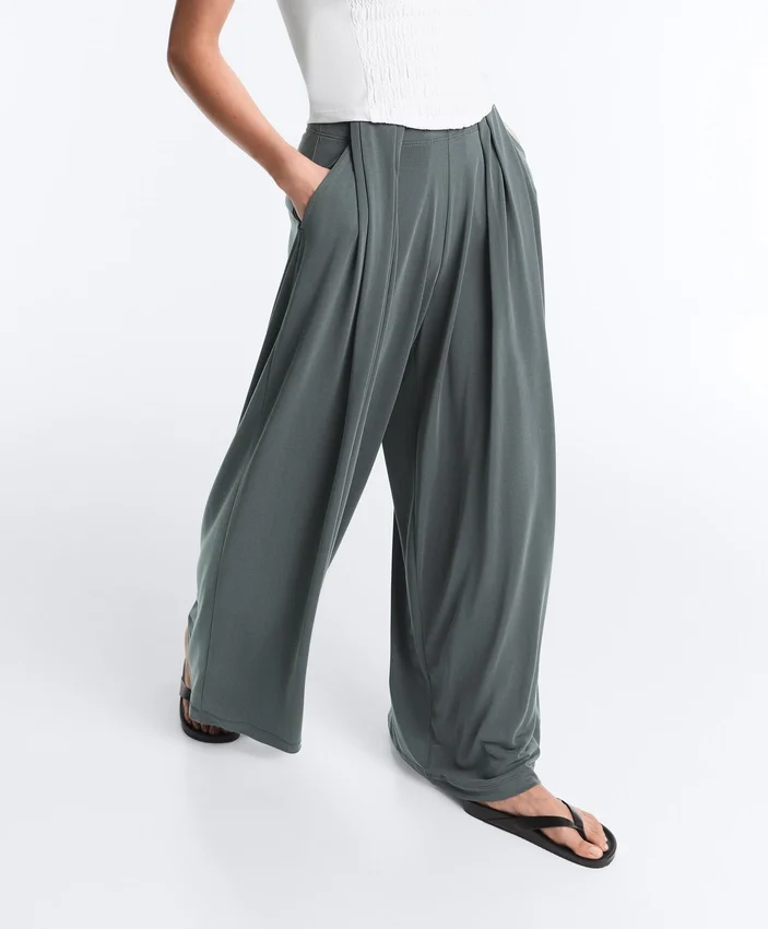 Pantaloni vaporoși cu talie plisată din amestec de modal Pantaloni vaporoși cu talie plisată din amestec de modal