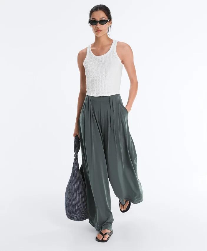 Pantaloni vaporoși cu talie plisată din amestec de modal Pantaloni vaporoși cu talie plisată din amestec de modal