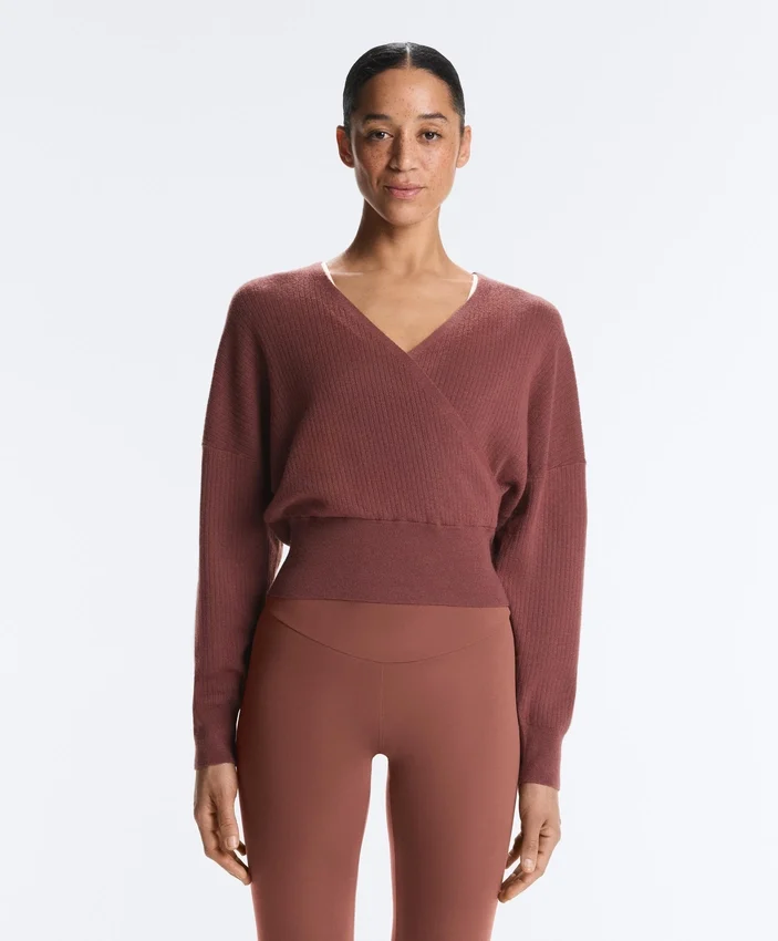 Pulover din tricot cu decupaj Pulover din tricot cu decupaj