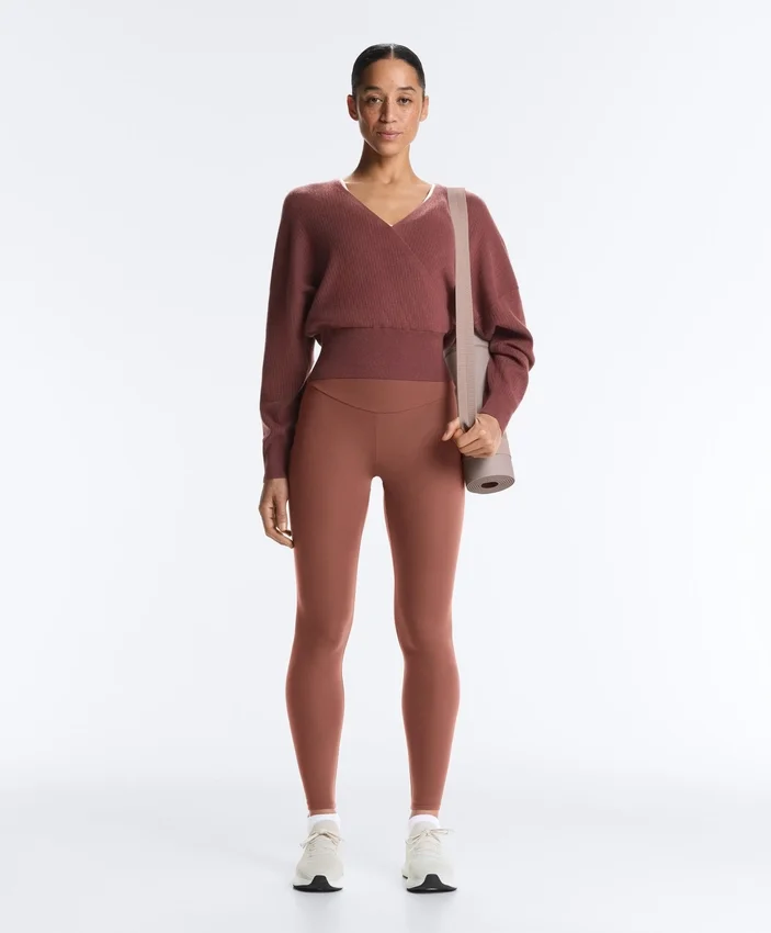 Pulover din tricot cu decupaj Pulover din tricot cu decupaj