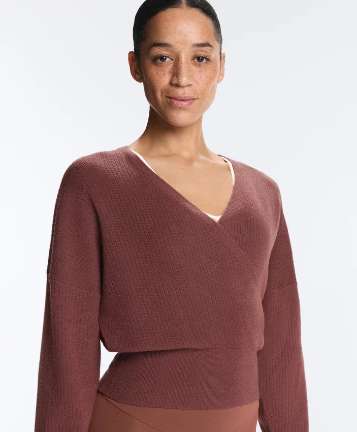Pulover din tricot cu decupaj Pulover din tricot cu decupaj