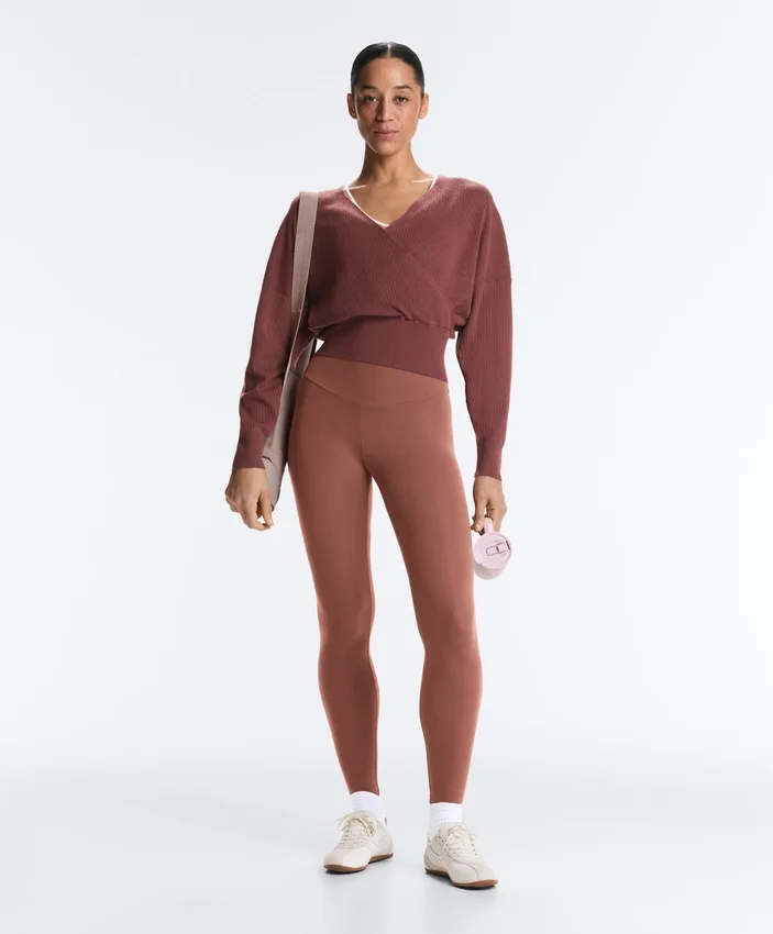 Pulover din tricot cu decupaj Pulover din tricot cu decupaj