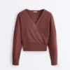 Pulover din tricot cu decupaj Pulover din tricot cu decupaj