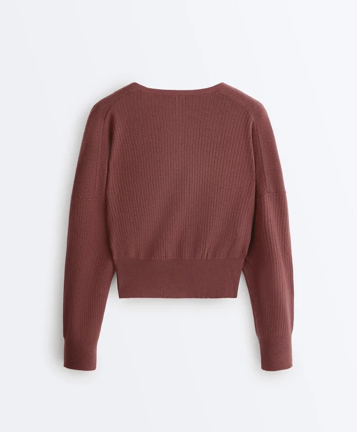 Pulover din tricot cu decupaj Pulover din tricot cu decupaj