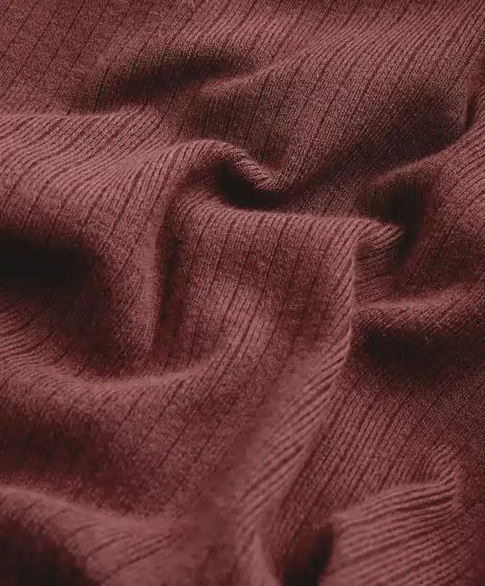 Pulover din tricot cu decupaj Pulover din tricot cu decupaj