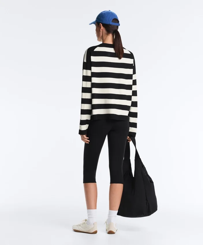 Pulover din tricot cu dungi Pulover din tricot cu dungi
