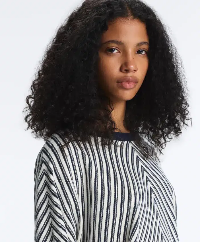 Pulover din tricot cu dungi diagonale Pulover din tricot cu dungi diagonale