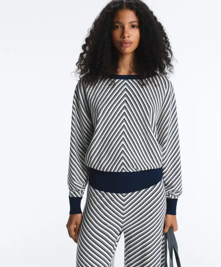 Pulover din tricot cu dungi diagonale Pulover din tricot cu dungi diagonale