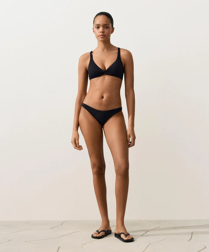 Slip de bikini cu talie înaltă și acoperire medie, cu decupaj în U Slip de bikini cu talie înaltă și acoperire medie, cu decupaj în U
