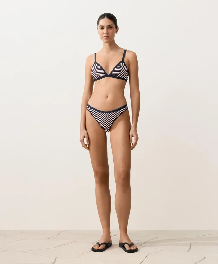 Slip de bikinis clasic cu dungi texturate Slip de bikinis clasic cu dungi texturate