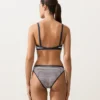 Slip de bikinis clasic cu dungi texturate Slip de bikinis clasic cu dungi texturate