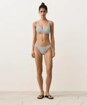Slip de chiloți de bikini cu decupaj în U, acoperire medie, din țesătură jacquard cu buline Slip de chiloți de bikini cu decupaj în U, acoperire medie, din țesătură jacquard cu buline