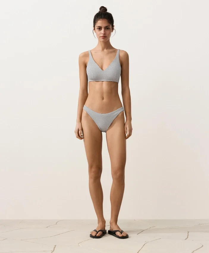 Slip de chiloți de bikini cu decupaj în U, acoperire medie, din țesătură jacquard cu buline Slip de chiloți de bikini cu decupaj în U, acoperire medie, din țesătură jacquard cu buline