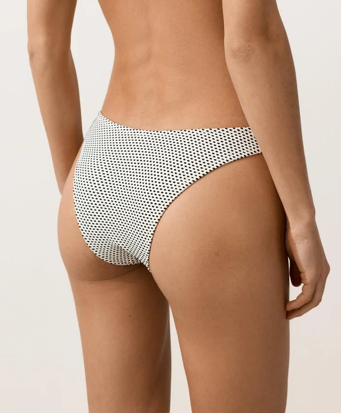 Slip de chiloți de bikini cu decupaj în U, acoperire medie, din țesătură jacquard cu buline Slip de chiloți de bikini cu decupaj în U, acoperire medie, din țesătură jacquard cu buline