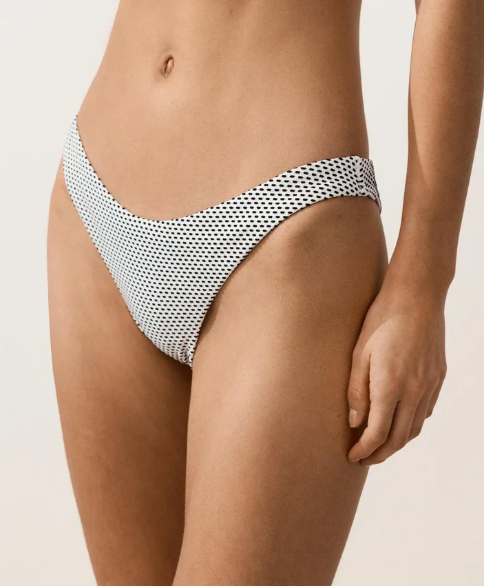 Slip de chiloți de bikini cu decupaj în U, acoperire medie, din țesătură jacquard cu buline Slip de chiloți de bikini cu decupaj în U, acoperire medie, din țesătură jacquard cu buline