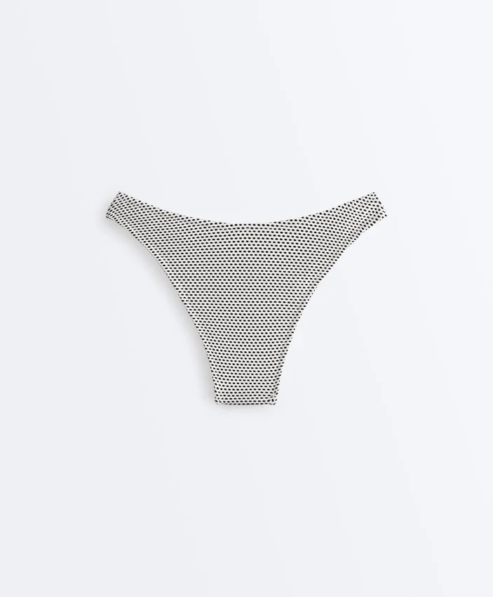 Slip de chiloți de bikini cu decupaj în U, acoperire medie, din țesătură jacquard cu buline Slip de chiloți de bikini cu decupaj în U, acoperire medie, din țesătură jacquard cu buline
