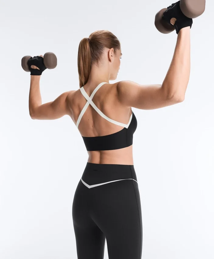 Sutiene sport Perfect-Adapt cu susținere medie și contrast Sutiene sport Perfect-Adapt cu susținere medie și contrast