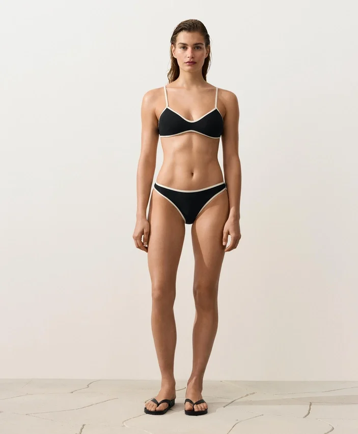 Top de bikini cu bordură contrastantă Top de bikini cu bordură contrastantă