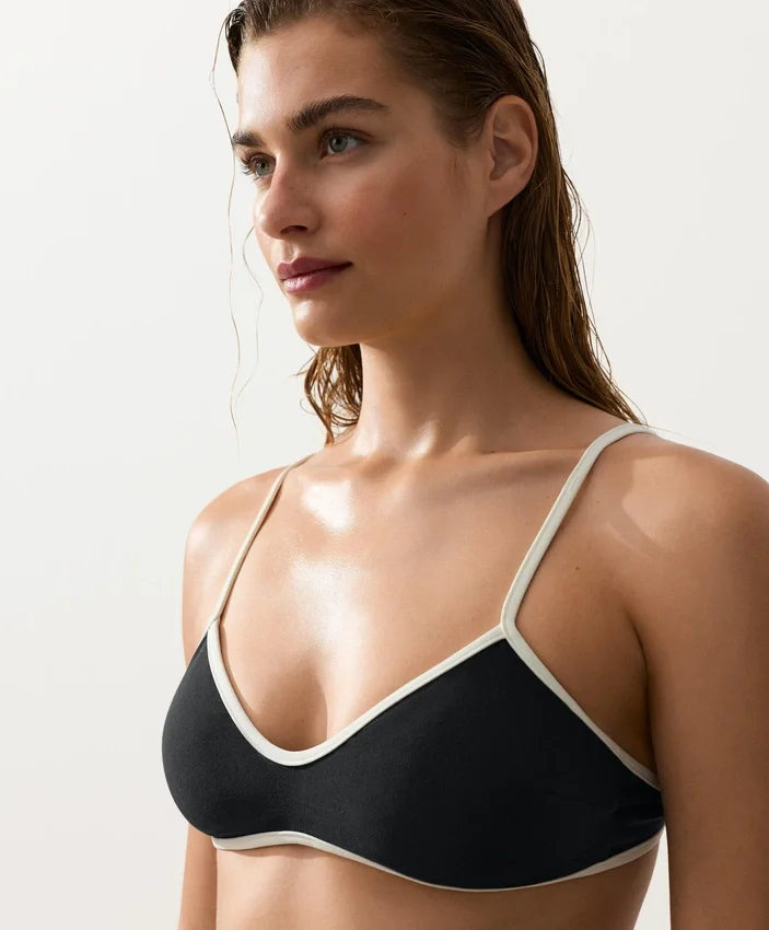 Top de bikini cu bordură contrastantă Top de bikini cu bordură contrastantă