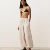 Top de bikini triunghiular cu bordură contrastantă