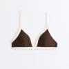 Top de bikini triunghiular cu bordură contrastantă