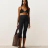 Top de bikini triunghiular cu bordură și legături Top de bikini triunghiular cu bordură și legături